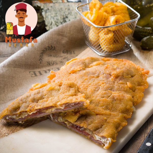 Cachopo asturiano de ternera relleno de jamón y queso Cabrales con pimientos del piquillo